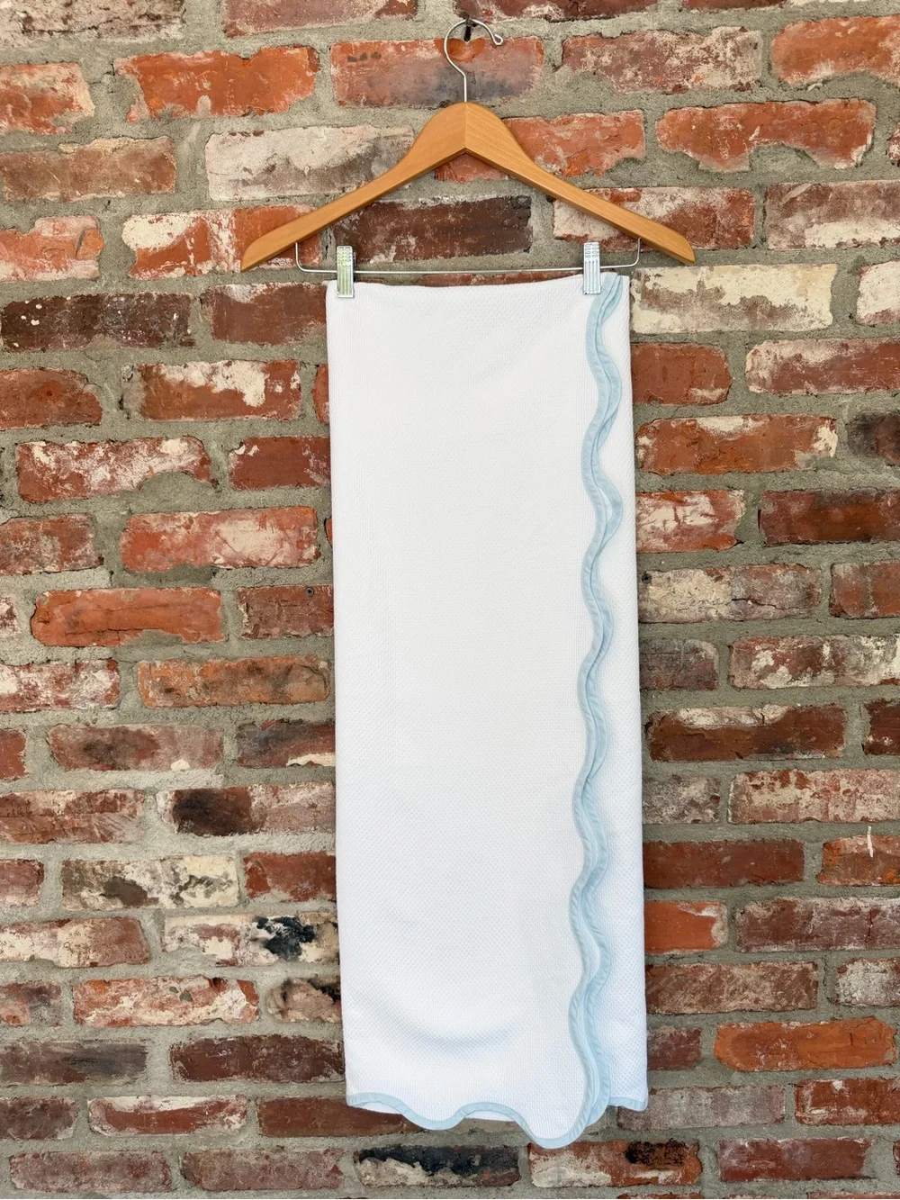Weezie Scallop Shower Curtain‎ White Light Blue Trim Portugal 70.5x70.5